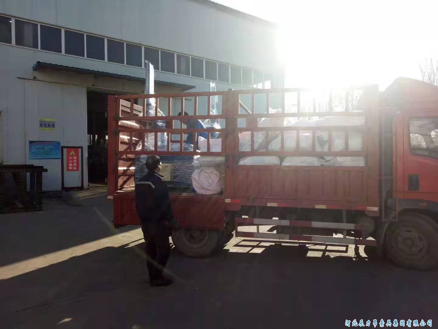 兩臺(tái)辰力32型鋼絲繩插套機(jī)發(fā)貨！